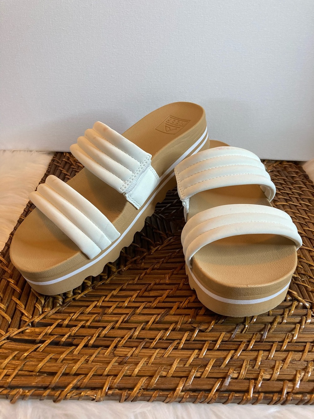 Reef Kaia Women's White Padded Strap Platform Slide Sandals, size 7 Like New